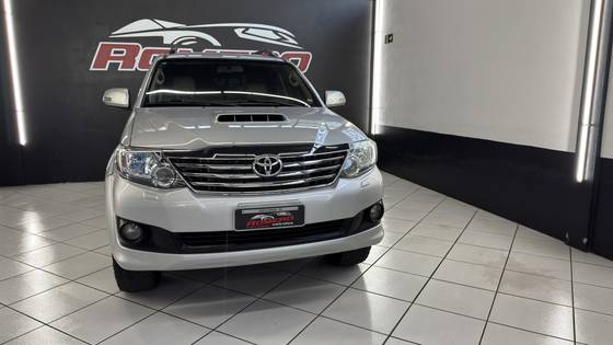 TOYOTA HILUX SW4 3.0 SRV 4X4 7 LUGARES 16V TURBO INTERCOOLER DIESEL 4P AUTOMÁTICO TOYOTA HILUX SW4 3.0 SRV 4X4 7 LUGARES 16V TURBO INTERCOOLER DIESEL 4P AUTOMÁTICO
